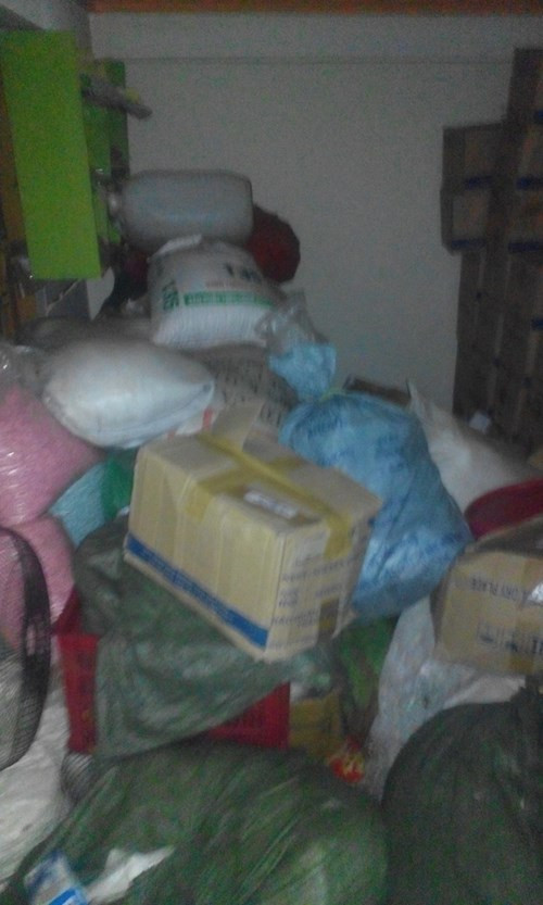 Những thùng thực phẩm chức năng, mỹ phẩm nằm ngỗn ngang tại hai cơ sở của công ty ông Cường ở phường 4, quận 8. Ông bảo do ít nhân viên nên việc phân loại cũng chậm trễ sau khi đã dập vỉ. Trong khi đó có những thùng đựng gần chục loại thực phẩm chức năng chung với nhau ở dạng viên nén. Ảnh Việt Văn.