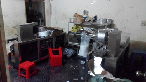 Các thiết bị máy móc dập vỉ trong tình trạng dơ bẩn, các viên nén nằm vương vãi, những chai lọ nằm ngổn ngang. Ảnh Việt Văn.