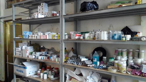 Tại đây đoàn yêu cầu ông xuất trình giấy phép kinh doanh, giấy chứng nhận đủ điều kiện sản xuất,…thì ông điều không xuất trình được. Lấy lý do đang làm thủ tục chuyển công ty nên hồ sơ, giấy tờ đã nộp hết cho cơ quan chức năng. Ảnh Việt Văn