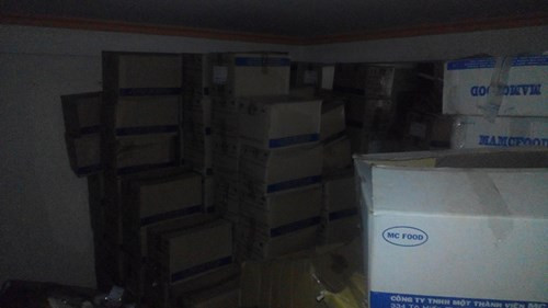 Qua kiểm tra, đoàn thanh tra phát hiện có hơn 17.000 chai dầu mù u chưa tiêu thụ ra bên ngoài thị trường. Tại thời điểm sản xuất loại dầu này, công ty của ông Cường chưa có phiếu công bố sản phẩm. Ảnh Việt Văn.