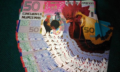 Tại các đầu mối đổi tiền xuất hiện rất nhiều loại tiền đặc biệt có in hình gà trống.