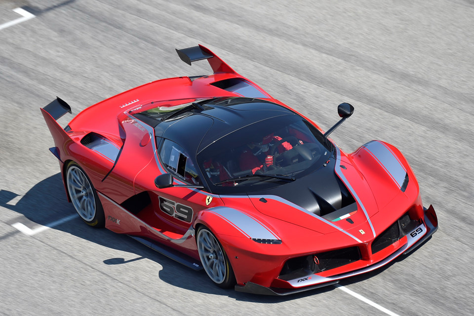 Ra đời năm 2014, Ferrari LaFerrari FXX-K là thành viên thuộc gia đình xe hiệu năng cực cao XX của Ferrari. Tuy mang tên FXX-K nhưng siêu xe này không liên quan gì đến huyền thoại FXX. Được phát triển dựa trên chiếc LaFerrari, Ferrari FXX-K sở hữu khối động cơ hút khí tự nhiên V12 6.3L công suất 848 mã lực kết hợp với hệ thống phục hồi động năng HY-KERS công suất 187 mã lực. Chỉ có 32 chiếc FXX-K được sản xuất với mức giá khởi điểm từ 2,7 triệu USD.
