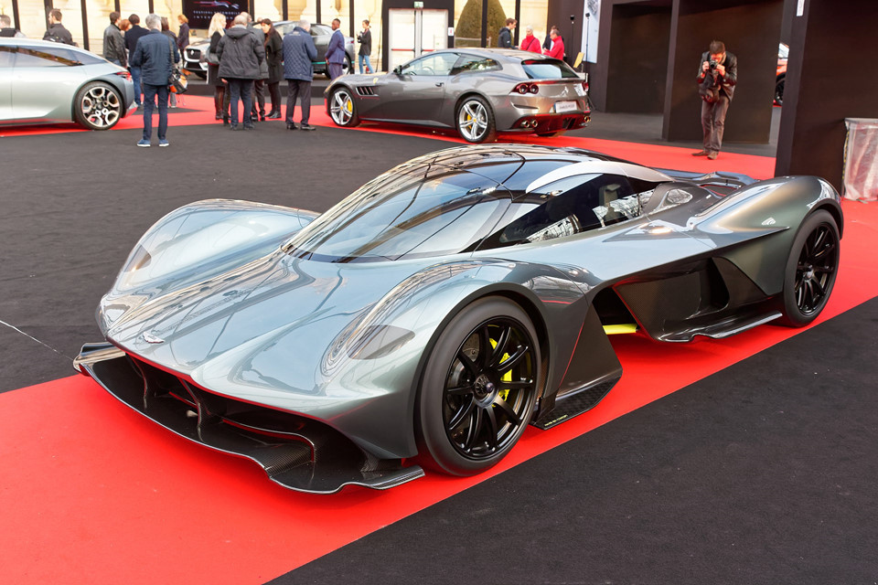 Siêu phẩm Aston Martin Valkyrie đánh dấu sự hợp tác giữa hãng siêu xe Anh và đội đua Red Bull Racing. Cái tên Valkyrie xuất phát từ thần thoại xứ Bắc Âu. Valkyrie cũng là siêu xe hiệu suất cao thuộc dòng "V" của Aston Martin bao gồm: Vantage, Vanquish hay Vulcan. Valkyrie sở hữu động cơ hút khí tự nhiên V12 6.5L sản sinh công suất 900 mã lực kết hợp với động cơ điện. Chỉ có 175 chiếc Valkyrie được sản xuất, trong đó có 150 chiếc bản thường và 25 chiếc bản đua.