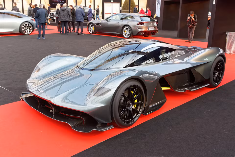 Siêu phẩm Aston Martin Valkyrie đánh dấu sự hợp tác giữa hãng siêu xe Anh và đội đua Red Bull Racing. Cái tên Valkyrie xuất phát từ thần thoại xứ Bắc Âu. Valkyrie cũng là siêu xe hiệu suất cao thuộc dòng "V" của Aston Martin bao gồm: Vantage, Vanquish hay Vulcan. Valkyrie sở hữu động cơ hút khí tự nhiên V12 6.5L sản sinh công suất 900 mã lực kết hợp với động cơ điện. Chỉ có 175 chiếc Valkyrie được sản xuất, trong đó có 150 chiếc bản thường và 25 chiếc bản đua.