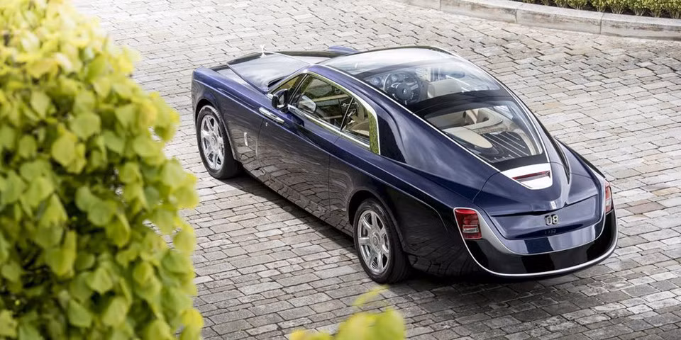 Được sản xuất theo đơn đặt hàng của một tỷ phú gốc châu Á, Rolls-Royce Sweptail trở thành chiếc xe mới đắt nhất từng được bán trong mọi thời đại. Có mức giá ngất ngưởng - 12,8 triệu USD, Sweptail có thiết kế mang nặng cảm hứng của những chiếc Rolls-Royce ở thập niên 1920-1930, trên nền tảng chiếc Rolls-Royce Phantom Coupe.