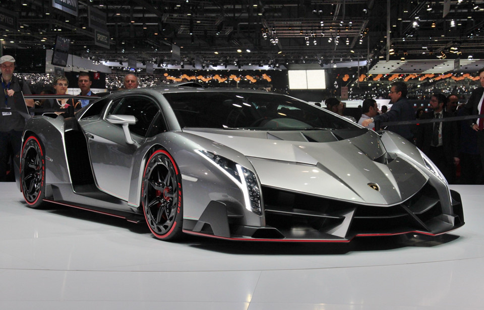 Được phát triển dựa trên nền tảng Aventador LP700-4, Lamborghini Veneno là mẫu xe kỷ niệm sinh nhật lần thứ 50 của hãng siêu xe Italy. "Trái tim" của Veneno là khối động cơ V12 6.5L cho ra công suất tối đa 750 mã lực. Trên thế giới chỉ có 14 chiếc Veneno, bao gồm 5 bản coupe và 9 bản mui trần. Với thiết kế hầm hố ấn tượng đi cùng với ý nghĩa đặc biệt, Veneno chưa bao giờ giảm sức nóng. Năm 2017, một chiếc Veneno ''second-hand'' được rao giá 9 triệu USD - gấp đôi mức giá xuất xưởng.