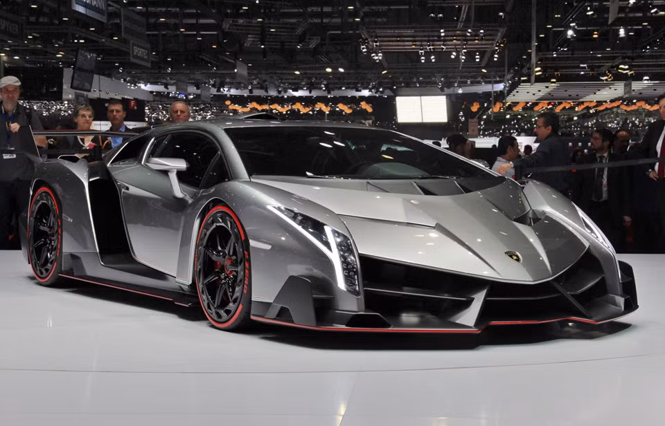 Được phát triển dựa trên nền tảng Aventador LP700-4, Lamborghini Veneno là mẫu xe kỷ niệm sinh nhật lần thứ 50 của hãng siêu xe Italy. "Trái tim" của Veneno là khối động cơ V12 6.5L cho ra công suất tối đa 750 mã lực. Trên thế giới chỉ có 14 chiếc Veneno, bao gồm 5 bản coupe và 9 bản mui trần. Với thiết kế hầm hố ấn tượng đi cùng với ý nghĩa đặc biệt, Veneno chưa bao giờ giảm sức nóng. Năm 2017, một chiếc Veneno ''second-hand'' được rao giá 9 triệu USD - gấp đôi mức giá xuất xưởng.
