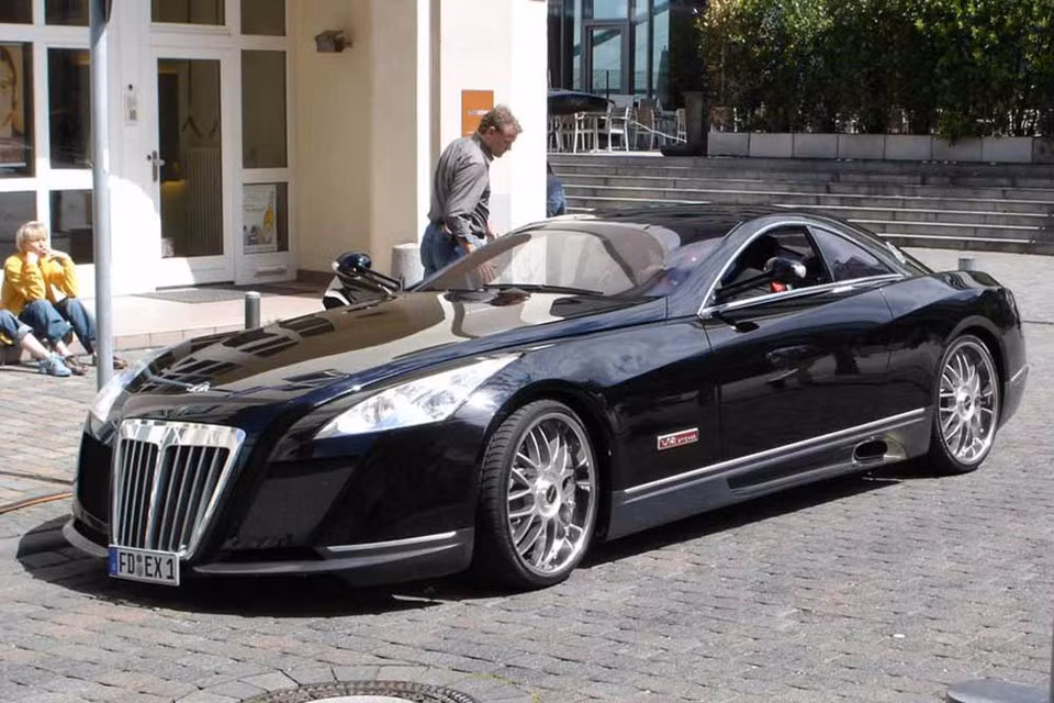 Từng là siêu xe đắt nhất thế giới vào năm 2005, chiếc Mercedes-Benz Maybach Exelero có giá gần 8 triệu USD. Thiết kế dựa trên khung gầm của Maybach 57 limousine, Maybach Exelero sở hữu khoang nội thất thuộc vào hàng hiếm và khó có xế hộp nào có thể sánh bằng về mức độ sang trọng. Không chỉ sang trọng mà siêu coupe này còn mạnh mẽ với khối động cơ V12 tăng áp kép cho ra công suất 700 mã lực.