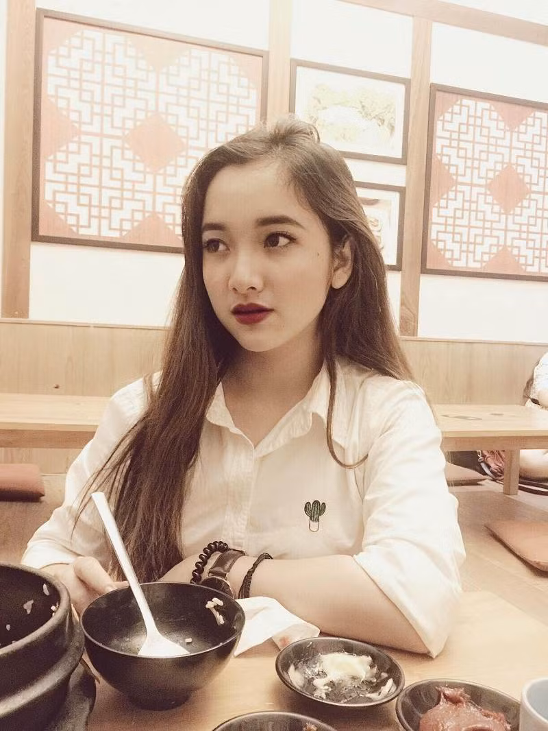 Gia Linh có những sở thích hết sức đời thường như đi du lịch ở những vùng sâu vùng xa, nơi có nhiều người dân tộc khác nhau hay thích ngồi trên những quán cà phê ở trên cao để có thể ngắm nhìn toàn thành phố.