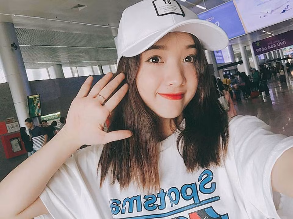 Nguyễn Gia Linh (20 tuổi) quê Phú Yên, cô nàng 9X này hiện đang theo học Đại học Khoa học Xã hội và Nhân văn TP. HCM và được biết đến với vai trò người mẫu ảnh kiêm diễn viên.