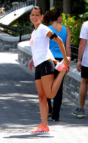 Việc luyện tập thể thao hàng ngày giúp Olivia có thân hình săn chắc.