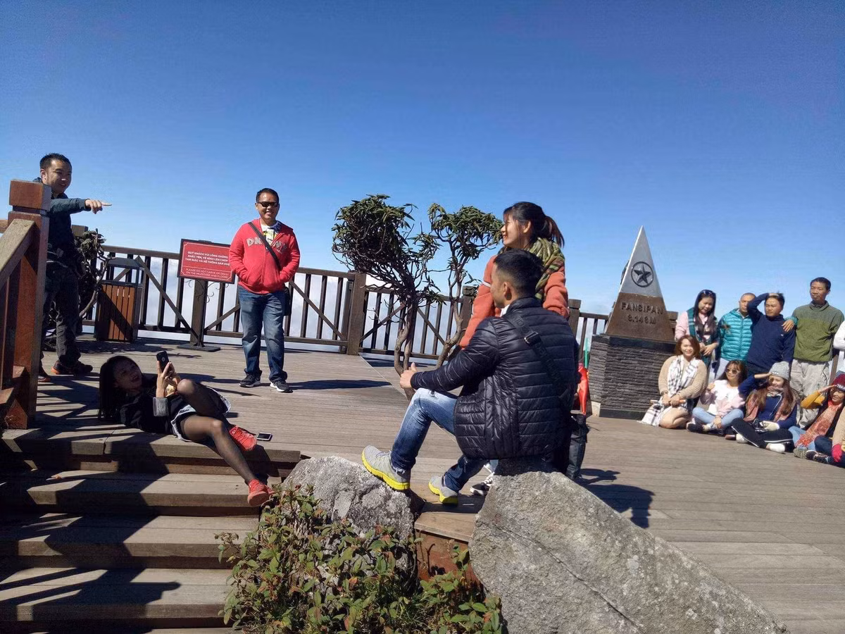 Tác nghiệp giữa cả đống người thế này thực sự không dễ dàng chút nào nhất là khi ở một điểm cao nhất cả nước.