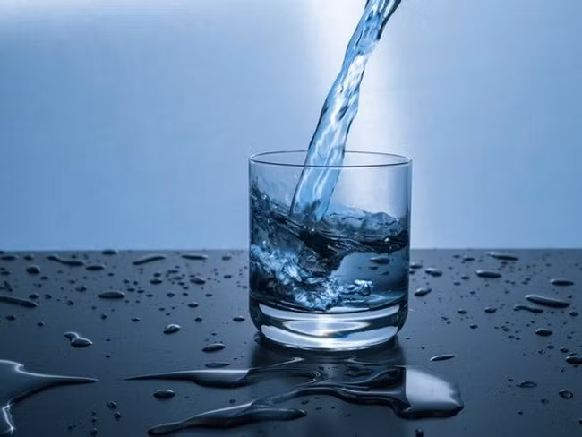 Uống 1 ly nước trước bữa ăn: dạ dày chỉ có 1 giới hạn nhất định, vì vậy uống 1 ly nước trước bữa ăn giúp bạn cảm thấy nhanh no hơn, đồng nghĩa với việc giảm tổng lượng calo nạp vào cơ thể.