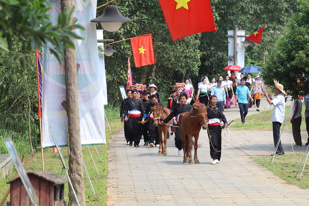 Bên cạnh việc hòa mình vào không gian xanh, dịp nghỉ lễ 30/4 -1/5 năm nay, các bạn trẻ thích tìm hiểu văn hóa các dân tộc miền núi phía Bắc cũng có thể tham gia vào chương trình "Chợ phiên vùng cao" được tổ chức tại Làng Văn hóa các dân tộc - Đồng Mô.