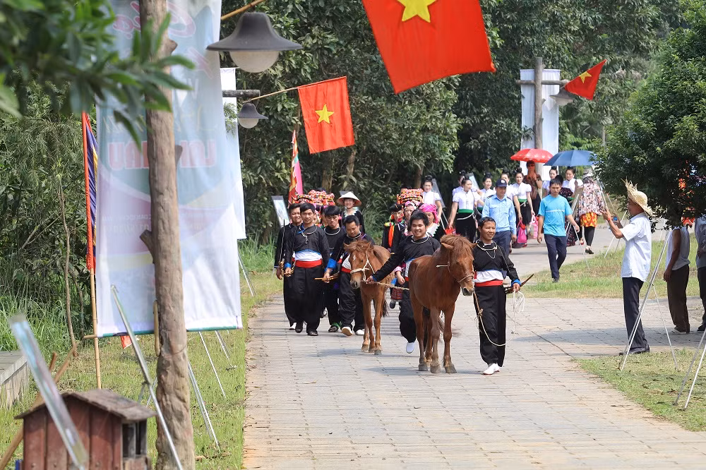 Bên cạnh việc hòa mình vào không gian xanh, dịp nghỉ lễ 30/4 -1/5 năm nay, các bạn trẻ thích tìm hiểu văn hóa các dân tộc miền núi phía Bắc cũng có thể tham gia vào chương trình "Chợ phiên vùng cao" được tổ chức tại Làng Văn hóa các dân tộc - Đồng Mô.