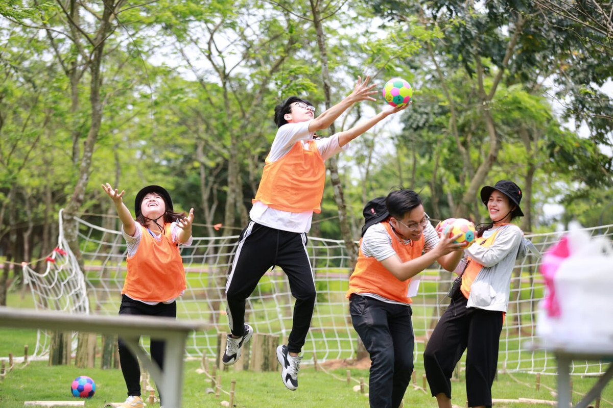 Vô vàn những trò chơi vận động khiến các bạn trẻ rời bỏ màn hình máy tính, điện thoại để hòa mình vào thiên nhiên dịp nghỉ lễ 30/4 - 1/5/2019.