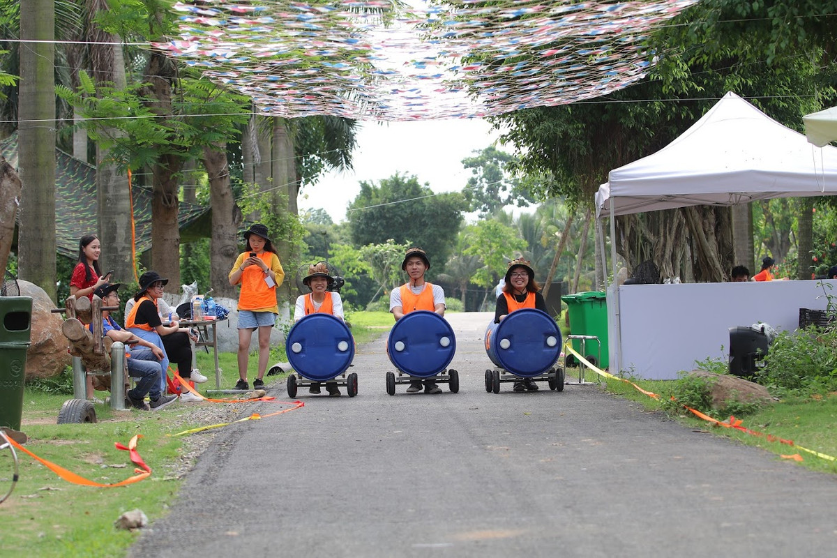 Ở đợt nghỉ lễ 30/4 - 1/5 năm nay, ở các địa điểm ngoại thành Hà Nội như khu sinh thái Ecopark hay Làng Văn hóa các dân tộc Đồng Mô, các lễ hội hướng về không gian xanh và tìm hiểu văn hóa đã được tổ chức.