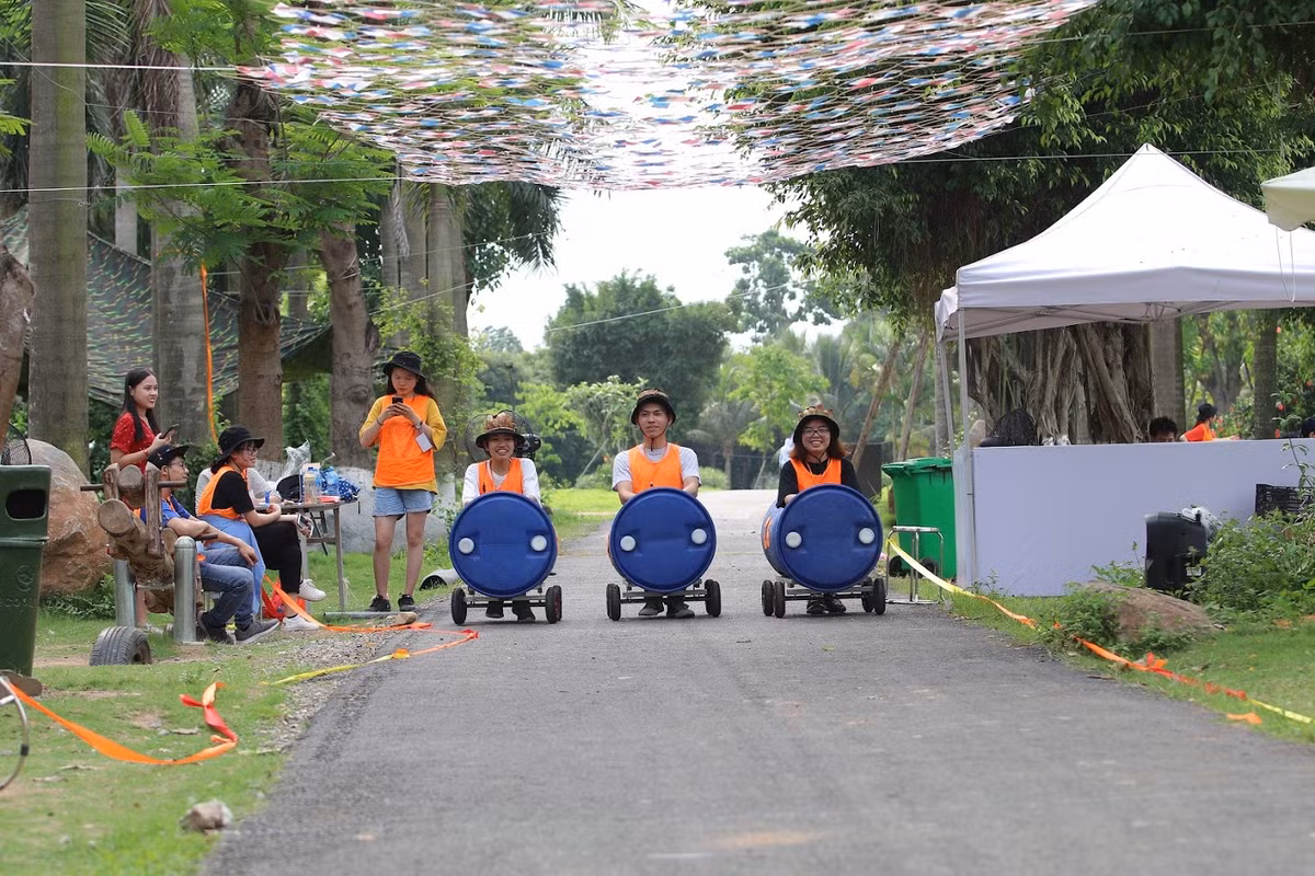 Ở đợt nghỉ lễ 30/4 - 1/5 năm nay, ở các địa điểm ngoại thành Hà Nội như khu sinh thái Ecopark hay Làng Văn hóa các dân tộc Đồng Mô, các lễ hội hướng về không gian xanh và tìm hiểu văn hóa đã được tổ chức.