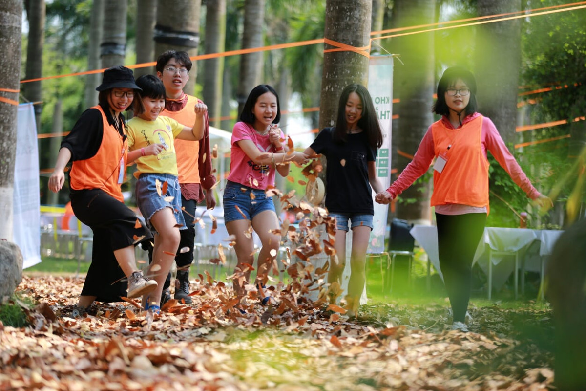 Chưa hết, việc đưa vào những trò chơi gian dân như làm cào cào lá tre, chuồn chuồn tre, nặn tò he hay tung lá đã đưa các bạn trẻ hoài niệm về tuổi thơ khó quên.