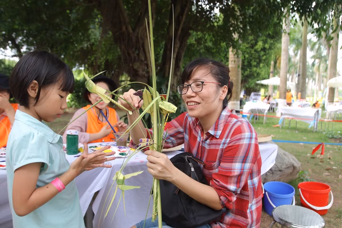 Có mặt tại khu sinh thái Ecopark chiều ngày đầu tiên của dịp nghỉ lễ 30/4 - 1/5, nhiều gia đình có trẻ nhỏ hay các bạn trẻ không có điều kiện đi du lịch xa đã tới đây để tận hưởng bầu không khí trong lành cùng các trò chơi dân gian bổ ích.