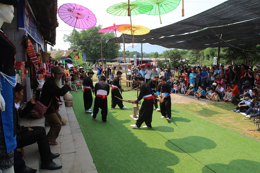 Nếu không đủ thời, gian và điều kiện để tới từng dân tộc thì "Chợ phiên vùng cao" là nơi thích hợp để các bạn trẻ khám phá và tìm hiểu thêm về tập tục, sinh hoạt và văn hóa.