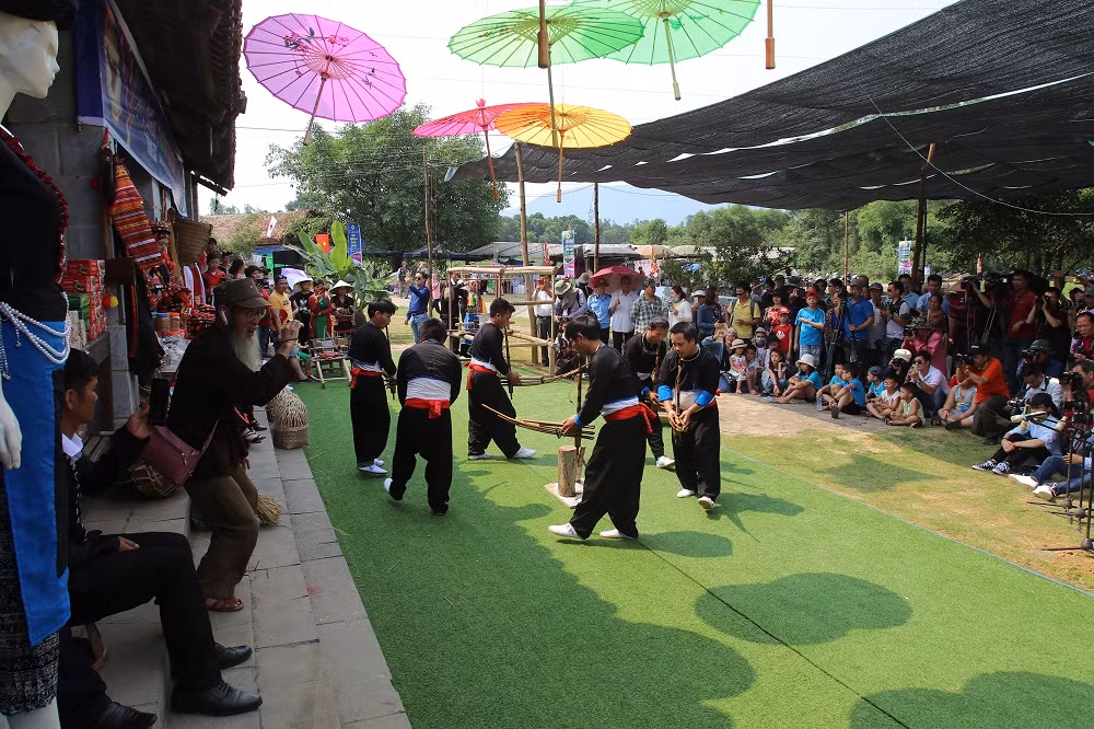 Nếu không đủ thời, gian và điều kiện để tới từng dân tộc thì "Chợ phiên vùng cao" là nơi thích hợp để các bạn trẻ khám phá và tìm hiểu thêm về tập tục, sinh hoạt và văn hóa.