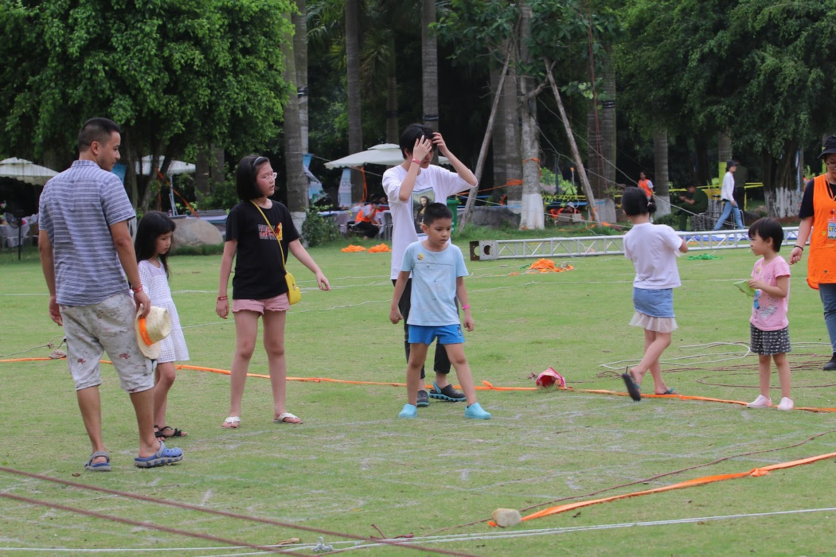 Các trò chơi hoạt động tại khu vực trò chơi thu hút khá đông các em nhỏ và các bạn trẻ tham gia.