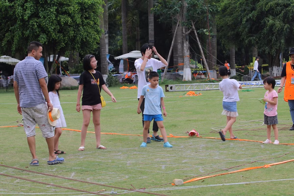 Các trò chơi hoạt động tại khu vực trò chơi thu hút khá đông các em nhỏ và các bạn trẻ tham gia.