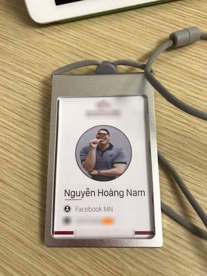 "Phải vui thì tinh thần làm việc mới tốt và hiệu quả. Nhưng không ngờ sếp mình không chỉ vui thôi mà còn "vui quá" nên mới có những tấm ảnh hài hước thế này!" - Thảo Linh chia sẻ.