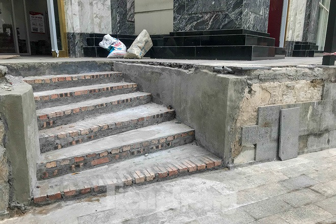 Công an thành phố Hà Nội đã có văn bản đề nghị Tổng Công ty Điện lực thành phố Hà Nội, Công ty TNHH một thành viên nước sạch Hà Nội không cấp điện, nước sử dụng cho công trình khi chưa được cấp văn bản nghiệm thu về PCCC theo chỉ đạo của UBND thành phố. Ngoài ra, Công an thành phố Hà Nội khuyến cáo các cá nhân, hộ gia đình, tổ chức không vào ở, làm việc và kinh doanh tại các công trình chưa đảm bảo các điều kiện về PCCC tránh những sự việc đáng tiếc có thể xảy ra.