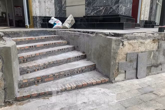 Công an thành phố Hà Nội đã có văn bản đề nghị Tổng Công ty Điện lực thành phố Hà Nội, Công ty TNHH một thành viên nước sạch Hà Nội không cấp điện, nước sử dụng cho công trình khi chưa được cấp văn bản nghiệm thu về PCCC theo chỉ đạo của UBND thành phố. Ngoài ra, Công an thành phố Hà Nội khuyến cáo các cá nhân, hộ gia đình, tổ chức không vào ở, làm việc và kinh doanh tại các công trình chưa đảm bảo các điều kiện về PCCC tránh những sự việc đáng tiếc có thể xảy ra.