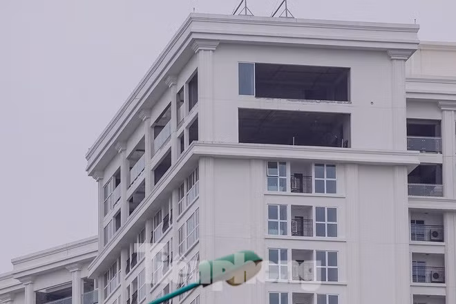 Tuy thời gian bàn giao từ quý III/2018 nhưng công trình còn nhếch nhác, chưa hoàn thiện, thậm chí đã cho dân vào ở.