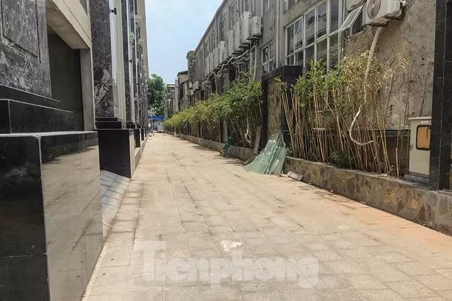 Giao thông đang thi công hoàn thiện, chưa đảm bảo việc tiếp cận cho xe thang, xe chữa cháy đối với công trình.