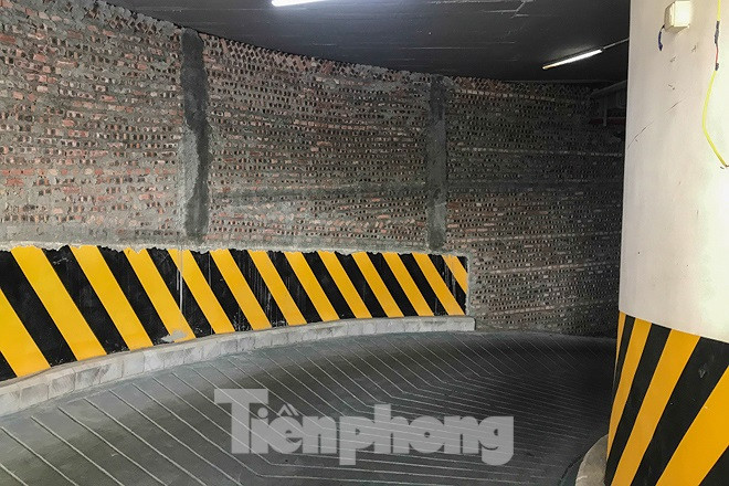 Lối đi xuống hầm chung cư.