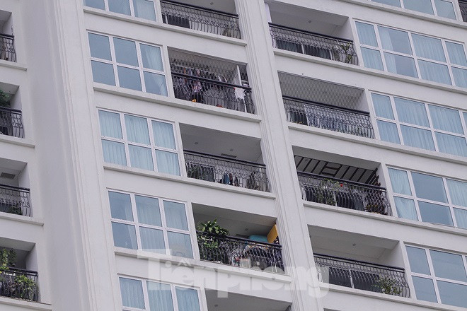 Theo quan sát, nhiều cư dân đã chuyển về đây ở trong khi tòa nhà chưa được cơ quan chức năng nghiệm thu về PCCC và còn vi phạm về quản lý không gian xây dựng ngầm đô thị.