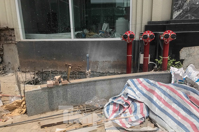 Cùng với đó, qua kiểm tra, cơ quan chức năng phát hiện nhiều vi phạm về hệ thống PCCC và các hệ thống kỹ thuật liên quan như: Buồng đệm thang máy chữa cháy chưa có đèn chiếu sáng sự cố, chưa có hệ thống thông tin liên lạc tại phòng đệm thang máy chữa cháy; Chưa có nút ấn bằng tay điều khiển hệ thống tăng áp hút khói tầng hầm tại phòng trực điều khiển chống cháy; Phòng chữa cháy khí FM200 của công trình chưa đảm bảo kín khi hệ thống hoạt động, chưa có tín hiệu cảnh báo xả khí, bình chữa cháy khí đặt trực tiếp trong phòng, cửa phòng chưa có tay co tự động đóng; Miệng xả khói của hệ thống hút khói và miệng lấy không khí của hệ thống tăng áp không đảm bảo khoảng cách theo quy định; Bố trí đèn chỉ dẫn thoát nạn tại tầng hầm chưa đảm bảo chỉ hướng thoát nạn; Một số gian phòng kỹ thuật chưa được lắp đầu phun chữa cháy...