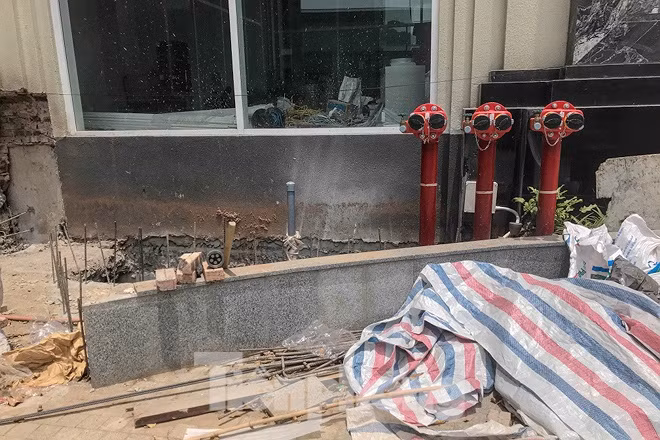 Cùng với đó, qua kiểm tra, cơ quan chức năng phát hiện nhiều vi phạm về hệ thống PCCC và các hệ thống kỹ thuật liên quan như: Buồng đệm thang máy chữa cháy chưa có đèn chiếu sáng sự cố, chưa có hệ thống thông tin liên lạc tại phòng đệm thang máy chữa cháy; Chưa có nút ấn bằng tay điều khiển hệ thống tăng áp hút khói tầng hầm tại phòng trực điều khiển chống cháy; Phòng chữa cháy khí FM200 của công trình chưa đảm bảo kín khi hệ thống hoạt động, chưa có tín hiệu cảnh báo xả khí, bình chữa cháy khí đặt trực tiếp trong phòng, cửa phòng chưa có tay co tự động đóng; Miệng xả khói của hệ thống hút khói và miệng lấy không khí của hệ thống tăng áp không đảm bảo khoảng cách theo quy định; Bố trí đèn chỉ dẫn thoát nạn tại tầng hầm chưa đảm bảo chỉ hướng thoát nạn; Một số gian phòng kỹ thuật chưa được lắp đầu phun chữa cháy...