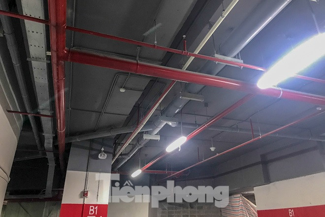 Về giải pháp thoát nạn, bố trí mặt bằng: Cửa thoát nạn tại các tầng chưa có tay nắm đảm bảo mở được bên trong; Thang bộ thoát nạn từ hầm 3 lên hầm 1 không đảm bảo chiều cao thông thủy theo quy định; Chưa thi công hoàn thiện cửa thang bộ thoát nạn khu vực thương mại từ tầng hầm 1 lên tầng 1 trục (L,M-14); Khoảng thông thoáng thang bộ loại N1 trục (2-C) chưa đảm bảo theo quy định. Đối với giải pháp ngăn cháy lan: Cửa buồng đệm thang máy tại tầng hầm chưa có tay co tự động đóng; Chưa thi công hoàn thiện giải pháp ngăn cháy khu vực thang máy ô tô từ tầng hầm 2 xuống hầm 3; Bố trí lỗ thăm trục hút khói trong buồng thang bộ không đảm bảo theo quy định; Khu vực ram dốc giữa hầm 1 và hầm 2 chưa được ngăn cháy hoàn toàn.