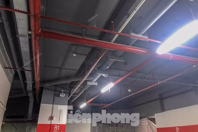 Về giải pháp thoát nạn, bố trí mặt bằng: Cửa thoát nạn tại các tầng chưa có tay nắm đảm bảo mở được bên trong; Thang bộ thoát nạn từ hầm 3 lên hầm 1 không đảm bảo chiều cao thông thủy theo quy định; Chưa thi công hoàn thiện cửa thang bộ thoát nạn khu vực thương mại từ tầng hầm 1 lên tầng 1 trục (L,M-14); Khoảng thông thoáng thang bộ loại N1 trục (2-C) chưa đảm bảo theo quy định. Đối với giải pháp ngăn cháy lan: Cửa buồng đệm thang máy tại tầng hầm chưa có tay co tự động đóng; Chưa thi công hoàn thiện giải pháp ngăn cháy khu vực thang máy ô tô từ tầng hầm 2 xuống hầm 3; Bố trí lỗ thăm trục hút khói trong buồng thang bộ không đảm bảo theo quy định; Khu vực ram dốc giữa hầm 1 và hầm 2 chưa được ngăn cháy hoàn toàn.