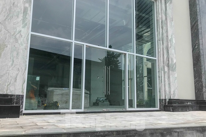 Theo quan sát, tầng 1 có chức năng thương mại vẫn còn dang dở.