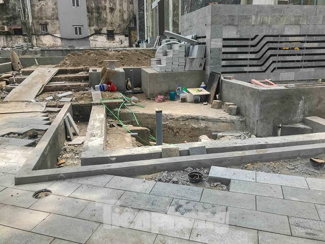 Bên ngoài nhiều hạng mục còn nhếch nhác chưa hoàn thiện.