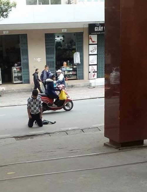 Cộng đồng mạng từng xôn xao vì bức ảnh một nam thanh niên quỳ gối, mặt cúi xuống đất trước cổng Cao đẳng Y tế Hà Nội