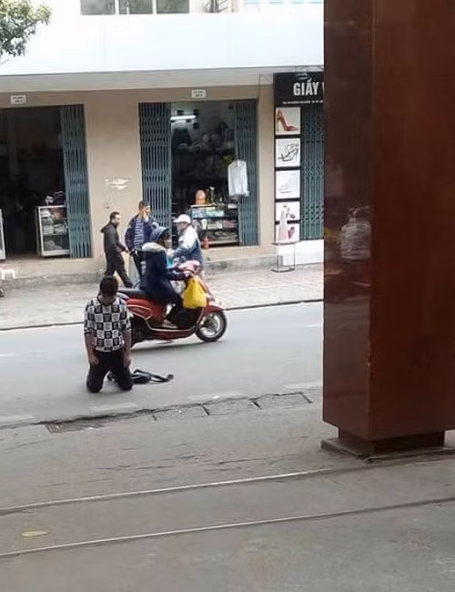 Cộng đồng mạng từng xôn xao vì bức ảnh một nam thanh niên quỳ gối, mặt cúi xuống đất trước cổng Cao đẳng Y tế Hà Nội