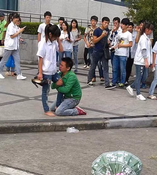 Còn một nickname khá từng trải có tên Bố Bông bình luận: "Là thằng đàn ông thì phải có chí khí ngút trời. Lý tưởng khắp năm châu bốn biển. Đầu đội trời chân đạp đất. Hà cớ gì phải đi quỳ lạy một đứa con gái làm gì..."