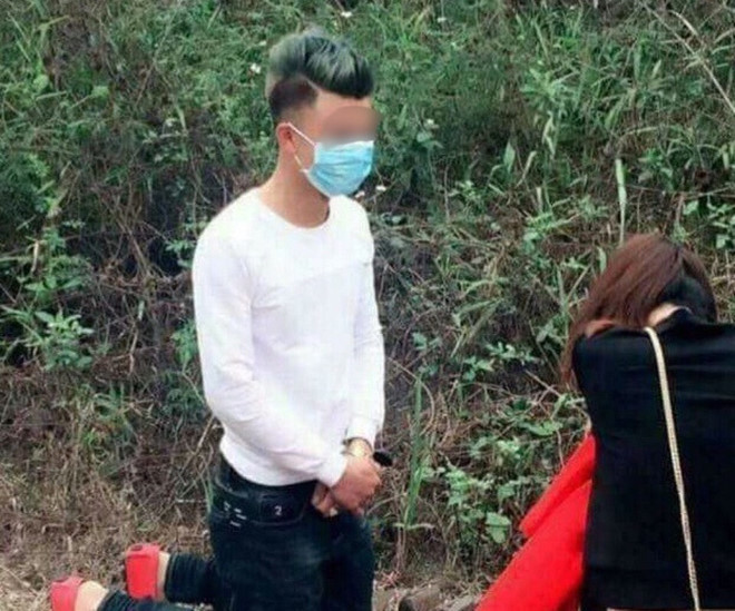 Nickname Hoài Thu bình luận: "Người ta quỳ trước mặt bạn gái người ta thì ảnh hưởng gì nhỉ,khi nào quỳ trước mặt người yêu các bạn lúc ấy hãy bàn tán."