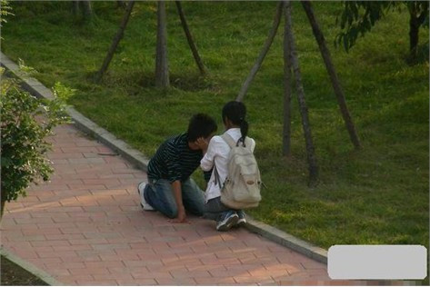 Nickname Nhóc Bự Bự chia sẻ: "Việc gì phải quỳ lạy đứa con gái, đàn ông thì phải có lòng tự trọng của đàn ông chứ. Nam nhi mà phải quỵ lụy một đứa con gái à. Giờ thì cứ không có em thì không sống được, vài tháng nữa thì lại bảo có em anh không sống được."