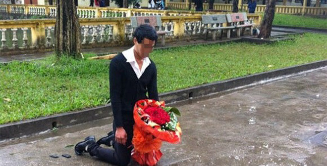 Đứng về phía giữ lòng tự tôn cho đàn ông, nhiều ý kiến cho rằng hành động quỳ gối xin lỗi người yêu là không thể chấp nhận được. Thậm chí nhiều người còn xếp đây là hành động lụy tình và không đáng mặt nam nhi.