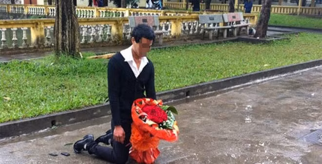 Đứng về phía giữ lòng tự tôn cho đàn ông, nhiều ý kiến cho rằng hành động quỳ gối xin lỗi người yêu là không thể chấp nhận được. Thậm chí nhiều người còn xếp đây là hành động lụy tình và không đáng mặt nam nhi.