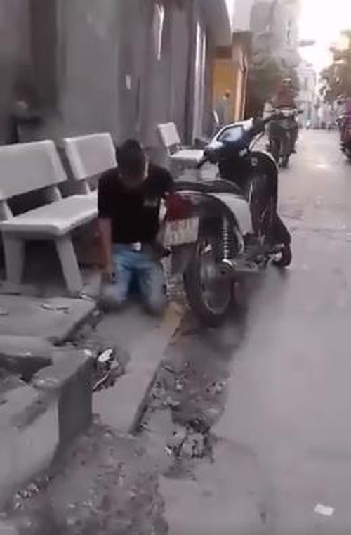 Nhiều người vẫn còn nhớ hình ảnh trên đoạn đường vào chùa Bái Đính, một nam thanh niên nhuộm tóc xanh trong tư thế quỳ gối, đeo khẩu trang, cúi mặt khiến cả trăm nghìn ngạc nhiên.