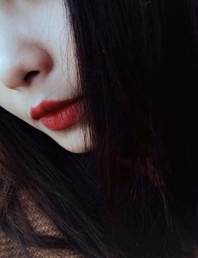 Từ việc thêm động lực cho cô nàng có ria mép, mô hình chung đã tạo thành trào lưu khoe bờ môi tự nhiên quyến rũ của hội chị em trên mạng xã hội.